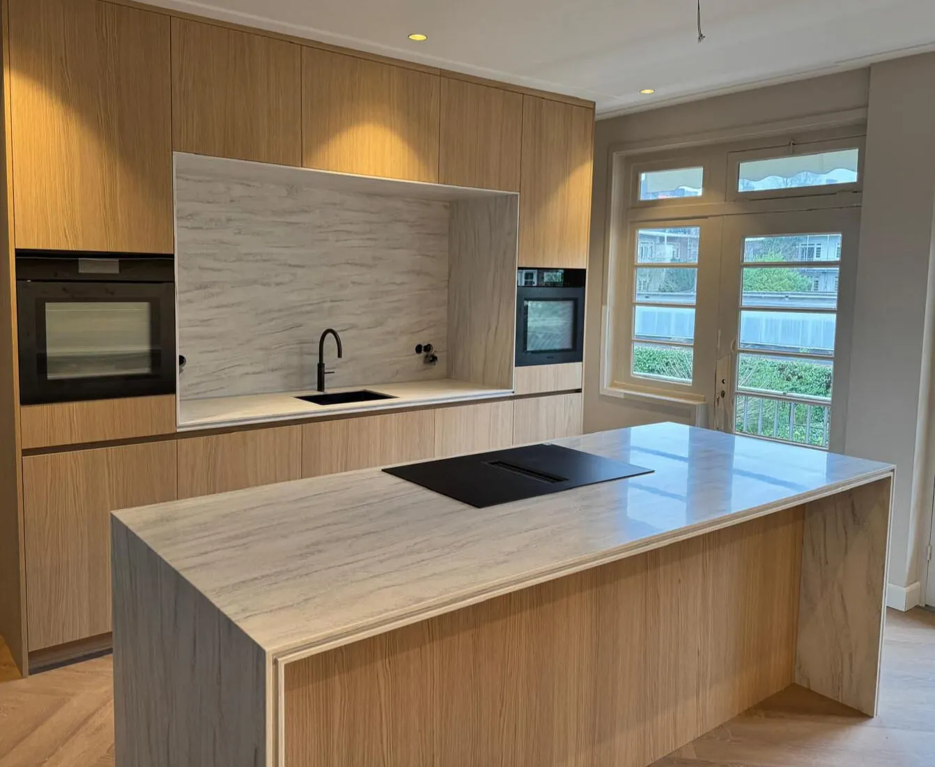 Keuken op maat met eiken kasten en een stenen eiland